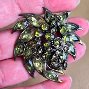 LAILA ROWE Faux Emerald Brooch Of 3D Pin Leaf Design On A Bronze Tone Back